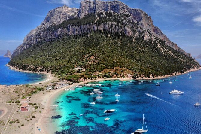 Sailing ship from Porto San Paolo (S.Teodoro-Olbia) to Tavolara, Molara - The crew shapes the mood on board
