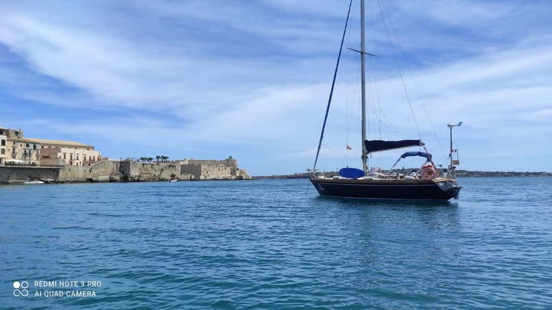 Sailing tour and guided snorkeling a Siracusa - Setting out from Syracuse toward Plemmirio