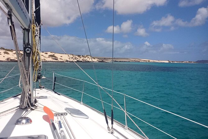 Sailing tour around the Lobos Island Natural Park / 4h - Lunch, drinks, and the feel of the cruise