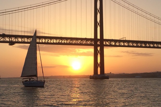 Sailing tour to the sunset in Lisbon - Under the 25 de Abril Bridge