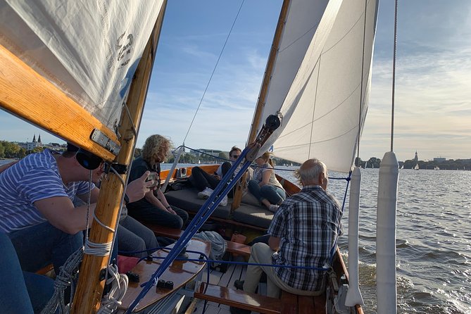 Sailing trip on the Hamburg Outer Alster - From barca BOAT EVENTS to open water