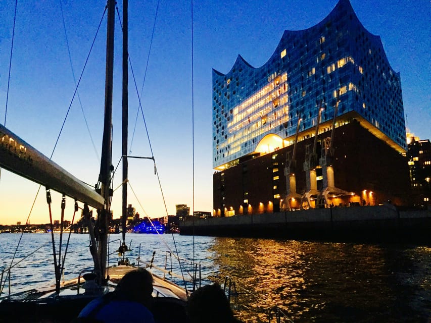 Sailing trip ''the Elbe by night", Hamburg/Elbe - The first hour: daylight, instruction, and departure
