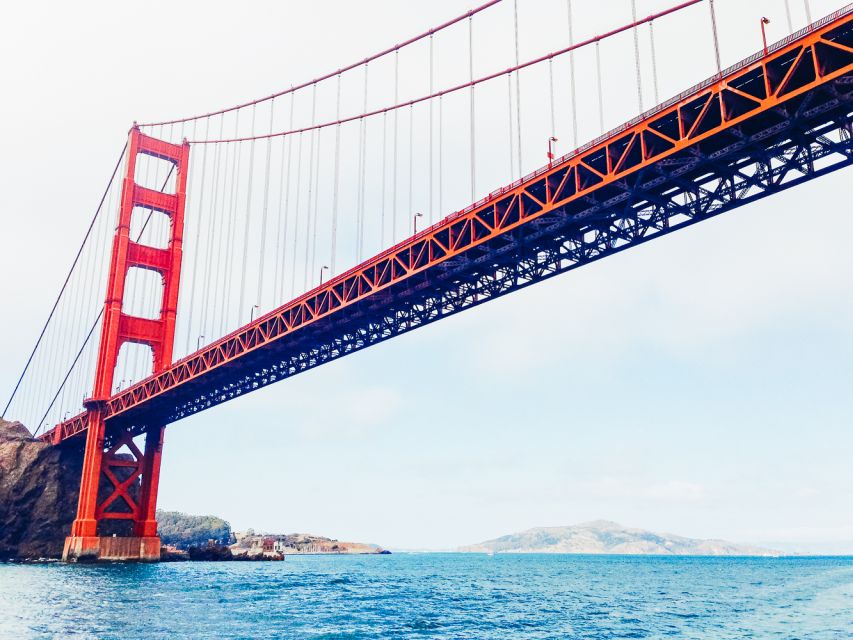 San Francisco: Bay Sailing Tour with Drinks - Getting under way on the Privateer