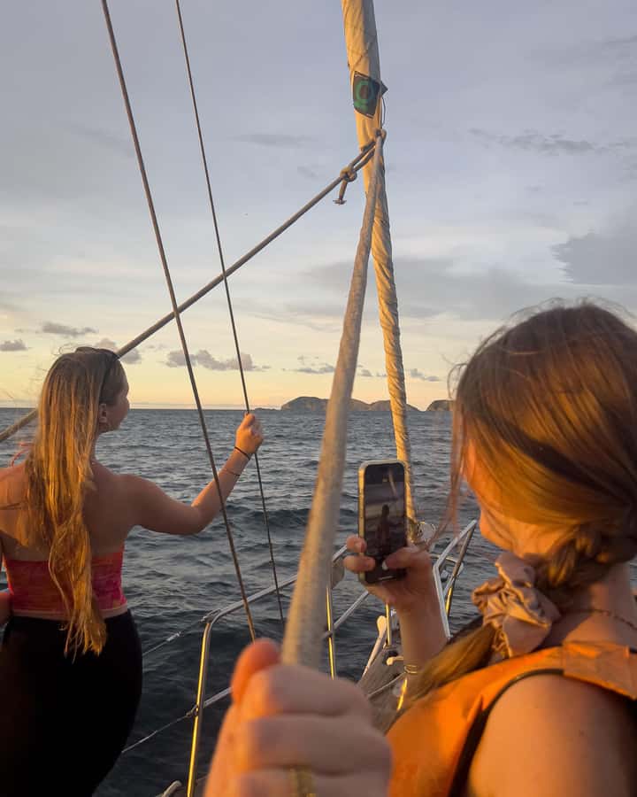 Santa Marta Bay: Sunset on a sail boat - Anchored in the bay with a beer and snack