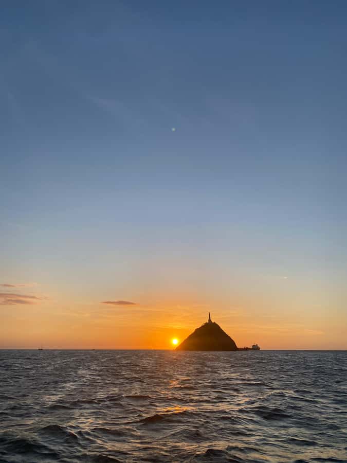 Santa Marta Bay: Sunset on a sail boat - Who should book this evening on the water?