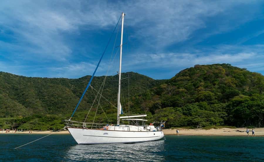 Santa Marta: Sailing Tour to Tayrona Park with Luis' Team - The coastal route past Taganga and Granate Bay