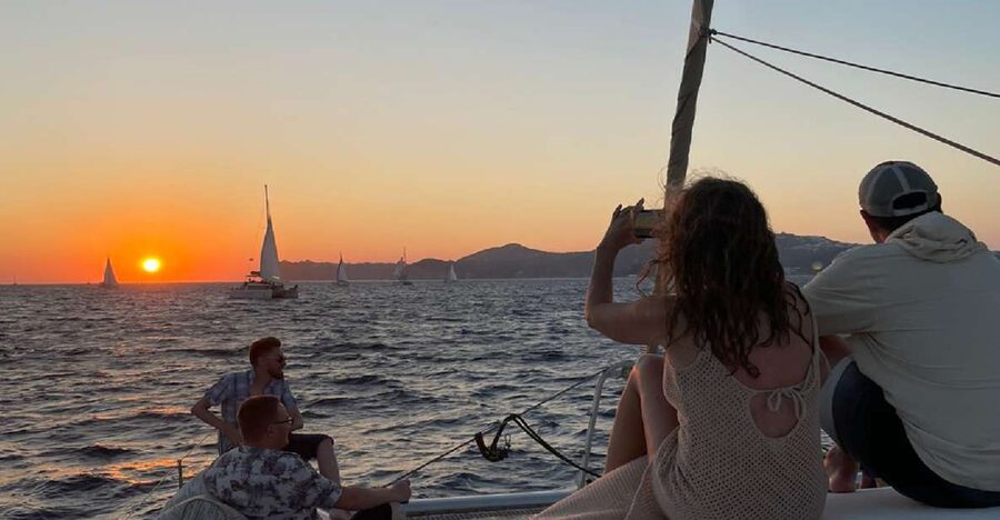Santorini: Sunset Sailing Cruise, with Dinner and Drinks - The return to Vlychada and Santorini’s sunset