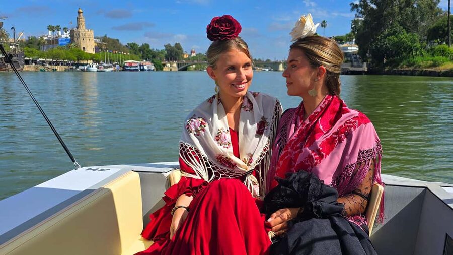 Seville: Sail the River. 100% private - The first minutes: a smooth, nearly silent departure