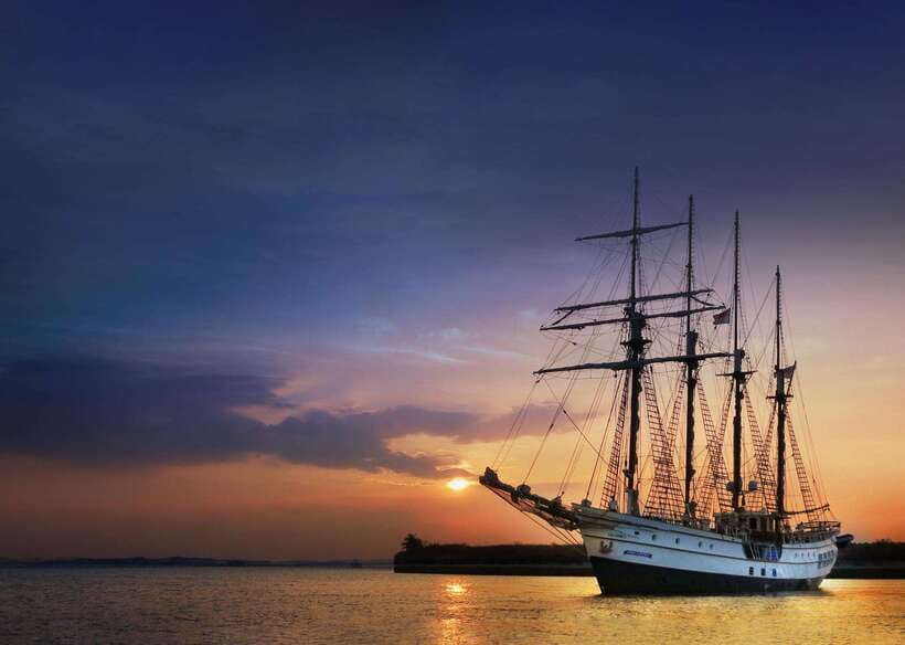 Singapore: Sunset Tall Ship Cruise with 4-Course Meal - Sunset, twilight, and moonlight in one meal