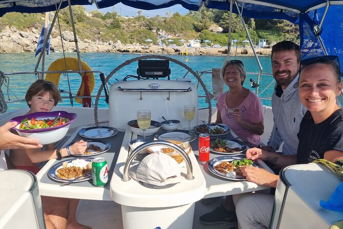 Single day Sail boat cruise with swimming, snorkeling, drinks and lunch - Lunch on board, with drinks throughout the day