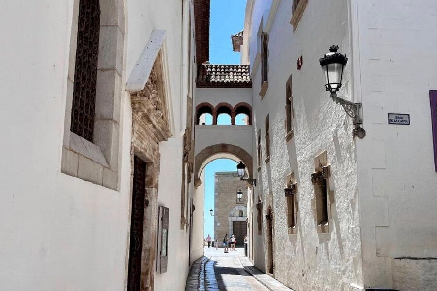 Sitges: Sailboat trip + walking tour and wine cellar tour - A short walk through Sitges