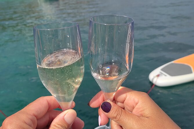 Sunset aperitif on a sailing boat in Alghero - What the two-hour schedule means for you