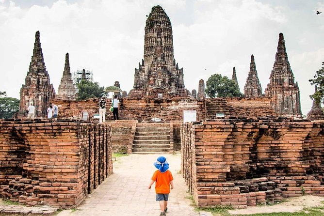 Sunset Sail, Glittering Tempels at Afternoon Ayutthaya Tours - Chao Phrom Market and the included snack box