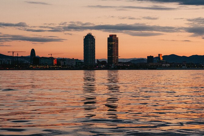 Sunset Sailing Cruise in Barcelona led by Young & Local Captain - How the small group changes the feel