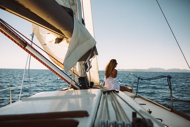 Sunset Sailing Tour on the Pakleni islands - Reaching the Pakleni Islands by sailboat
