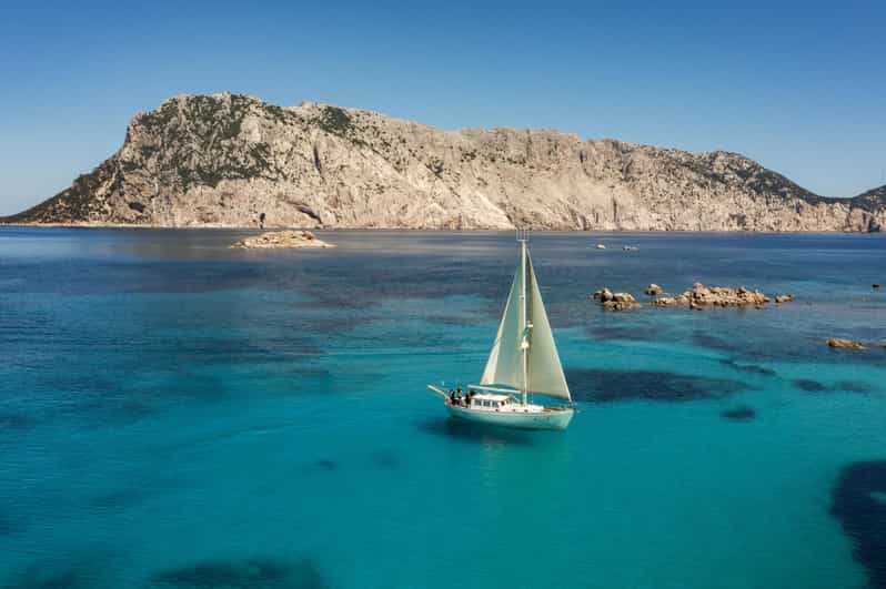 TAVOLARA TOUR WITH 15 METERS VINTAGE SAILBOAT WITH APERITIF - Isola Cavalli and the quieter middle of the day