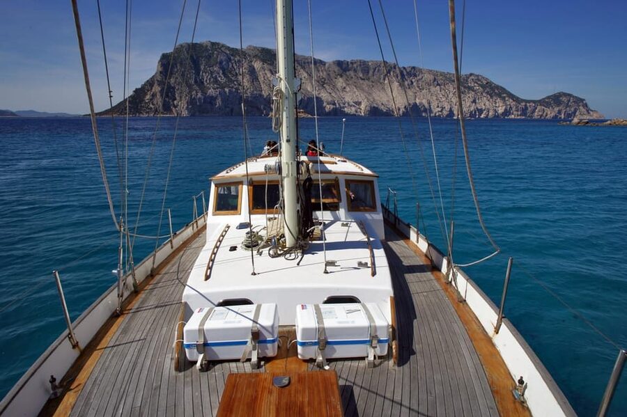 TAVOLARA TOUR WITH 15 METERS VINTAGE SAILBOAT WITH APERITIF - Cala Girgolu and the two-hour aperitif
