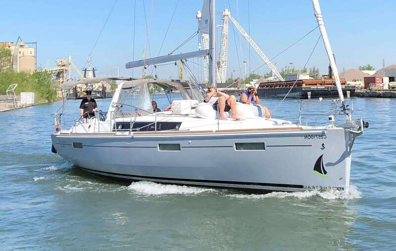 Toronto: Sailing Yacht Cruise of Toronto Harbor and Islands - Toronto Islands: city views with a natural edge