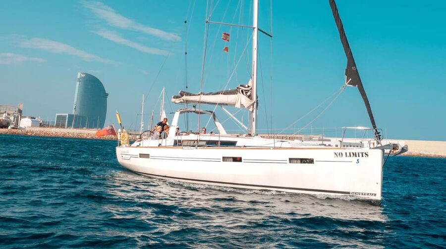 Two Hour Luxury Sailing Experience with Open Bar - Leaving central Barcelona for Marina Vela