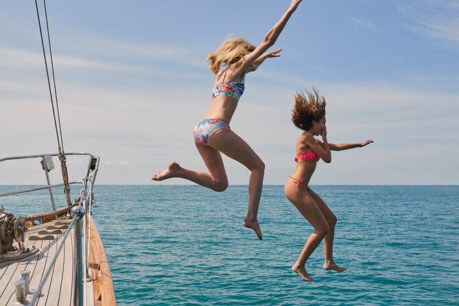 Unique sailing experience to Aegina-Metopi and Skala - Aegina: shopping, streets, and island time