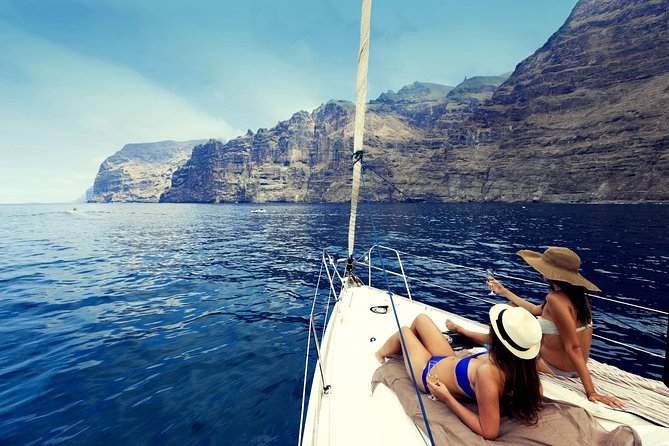 Whales & Dolphins watching in exclusive sailboat - A three-hour rhythm that feels unhurried