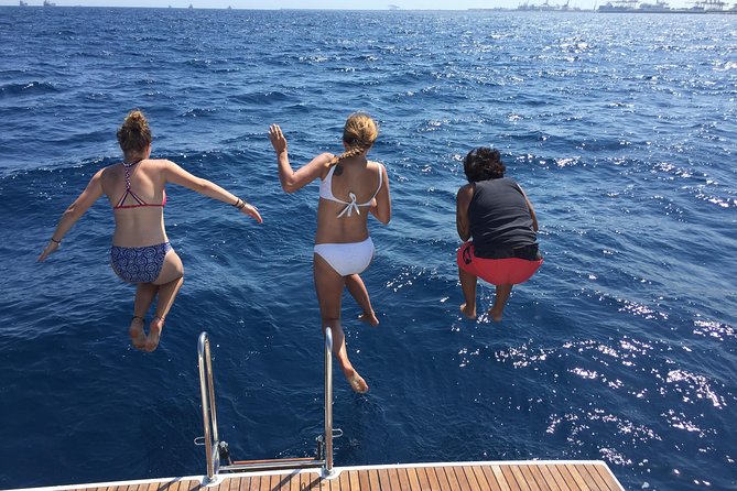 Wonderful 2 Hour Sailing trip including open bar and Pinchos - Taking the helm or staying in the sun